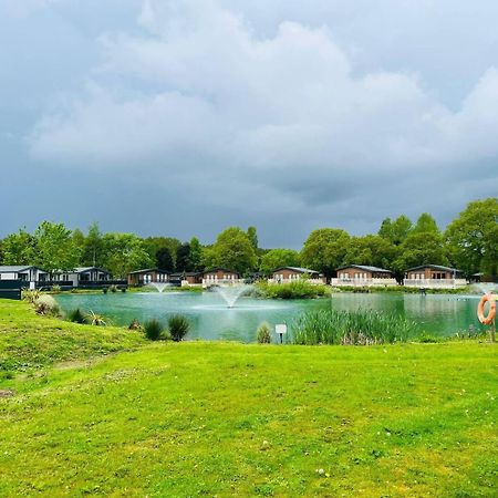 Waterside Retreat With Hot Tub Villa Pocklington Exterior photo