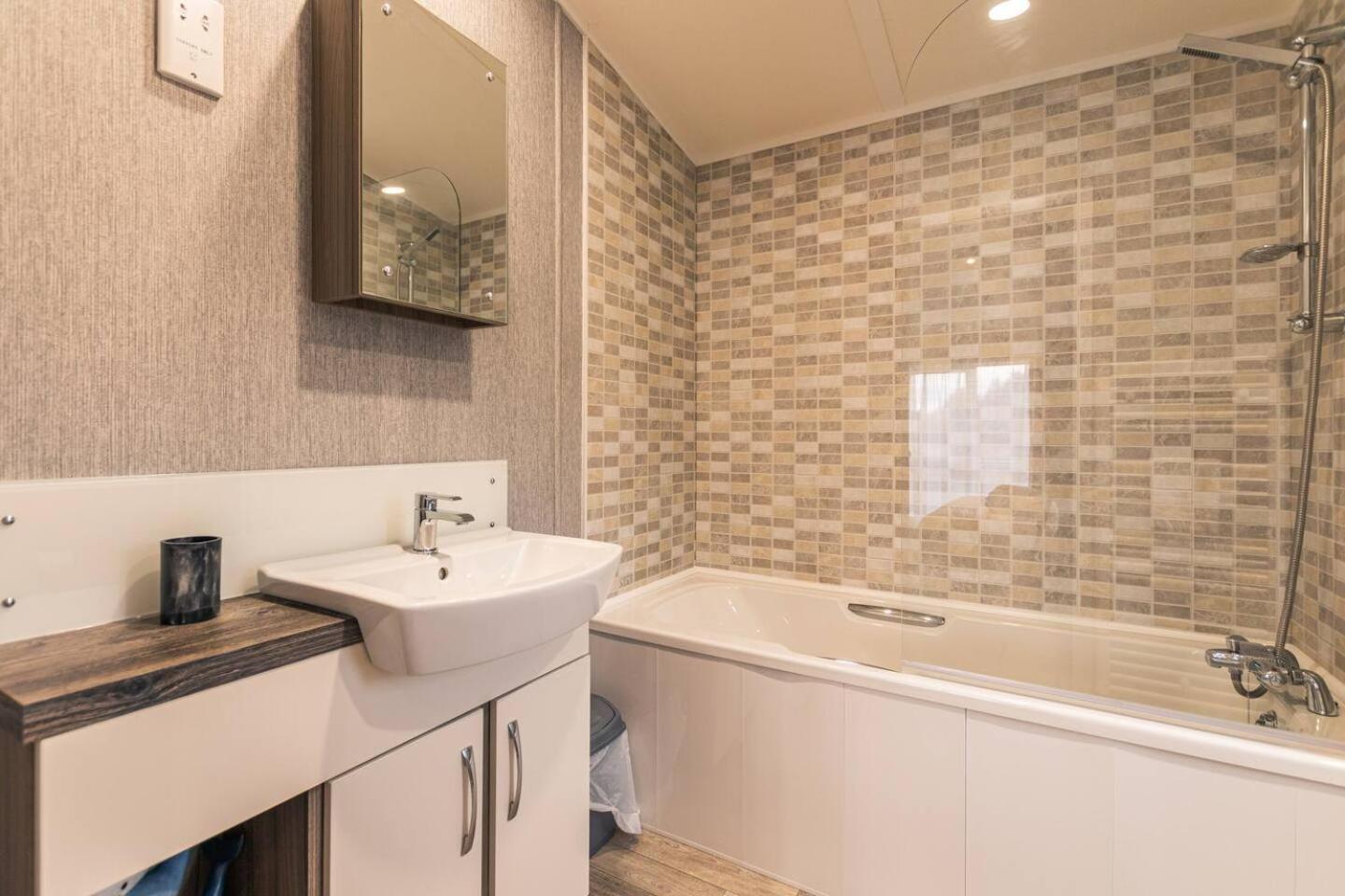 Waterside Retreat With Hot Tub Villa Pocklington Exterior photo