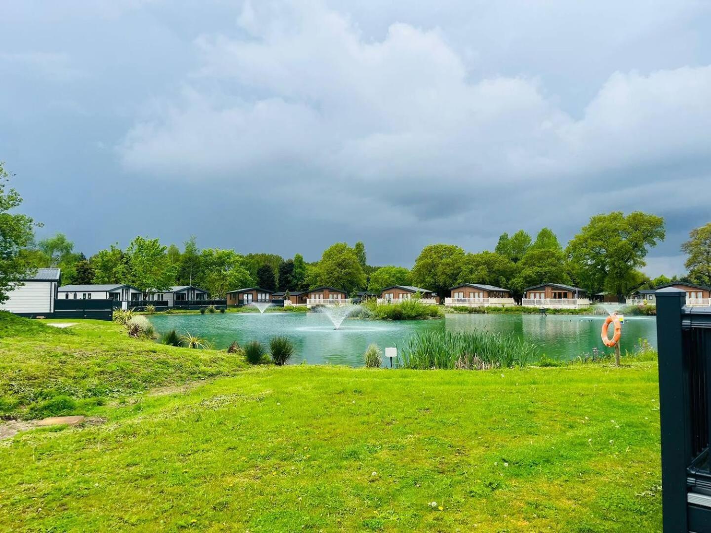 Waterside Retreat With Hot Tub Villa Pocklington Exterior photo