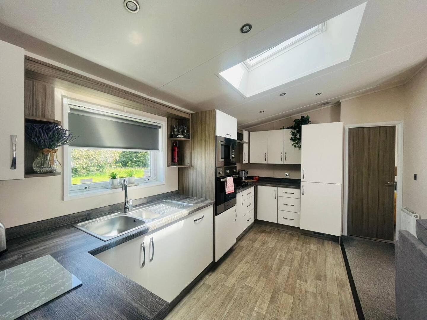 Waterside Retreat With Hot Tub Villa Pocklington Exterior photo
