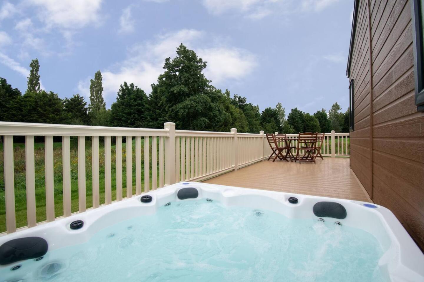 Waterside Retreat With Hot Tub Villa Pocklington Exterior photo