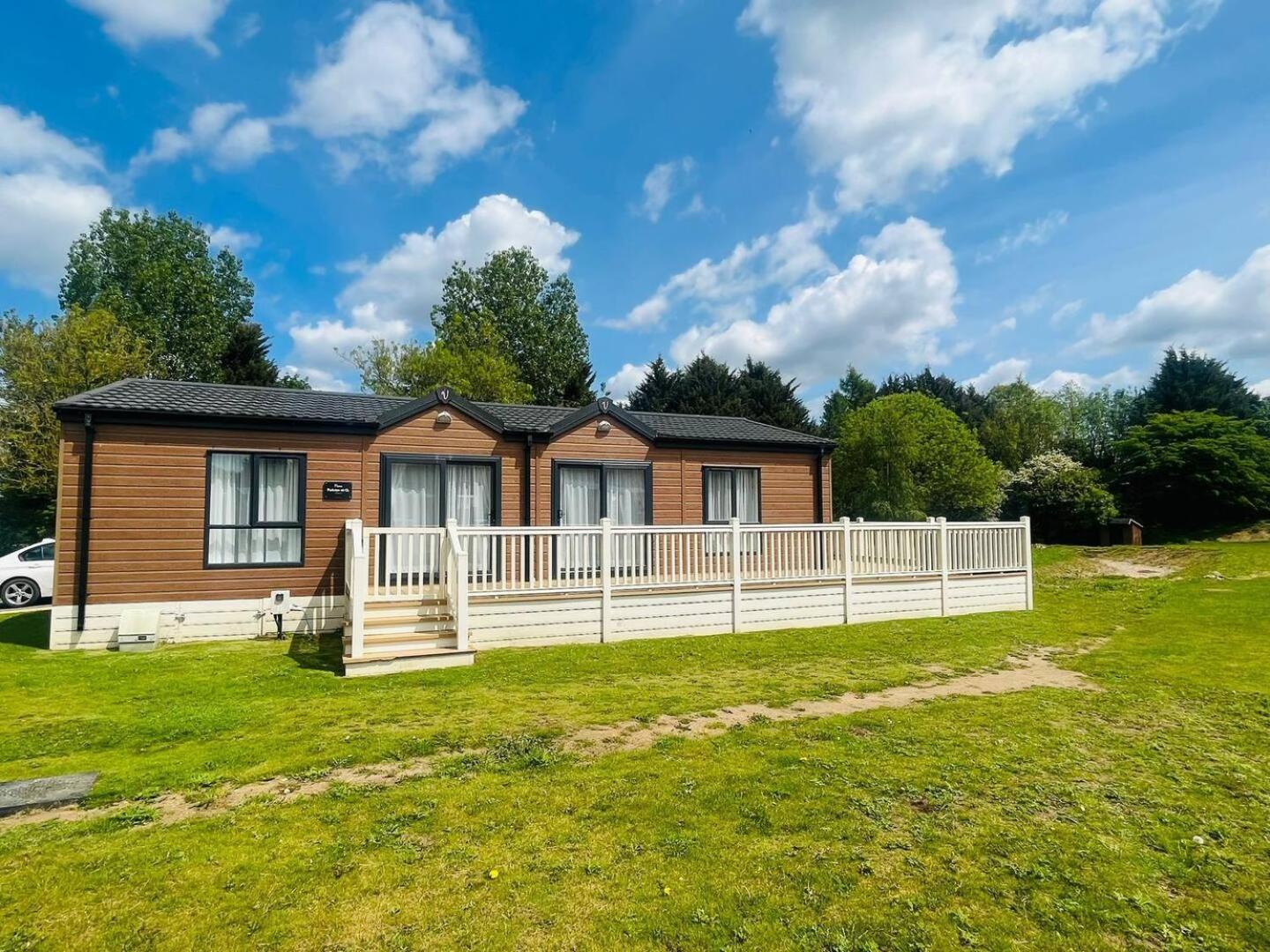 Waterside Retreat With Hot Tub Villa Pocklington Exterior photo